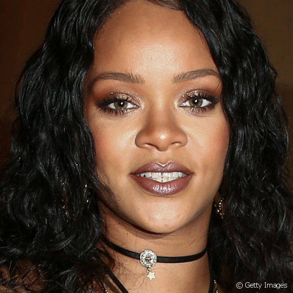 Rihanna apostou na maquiagem com tons terrosos para ir a um evento da grife Christian Dior (Foto: Getty Images)